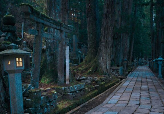 Visite Nocturne Okuno-in : Cimetière Sacré du Mont Koya