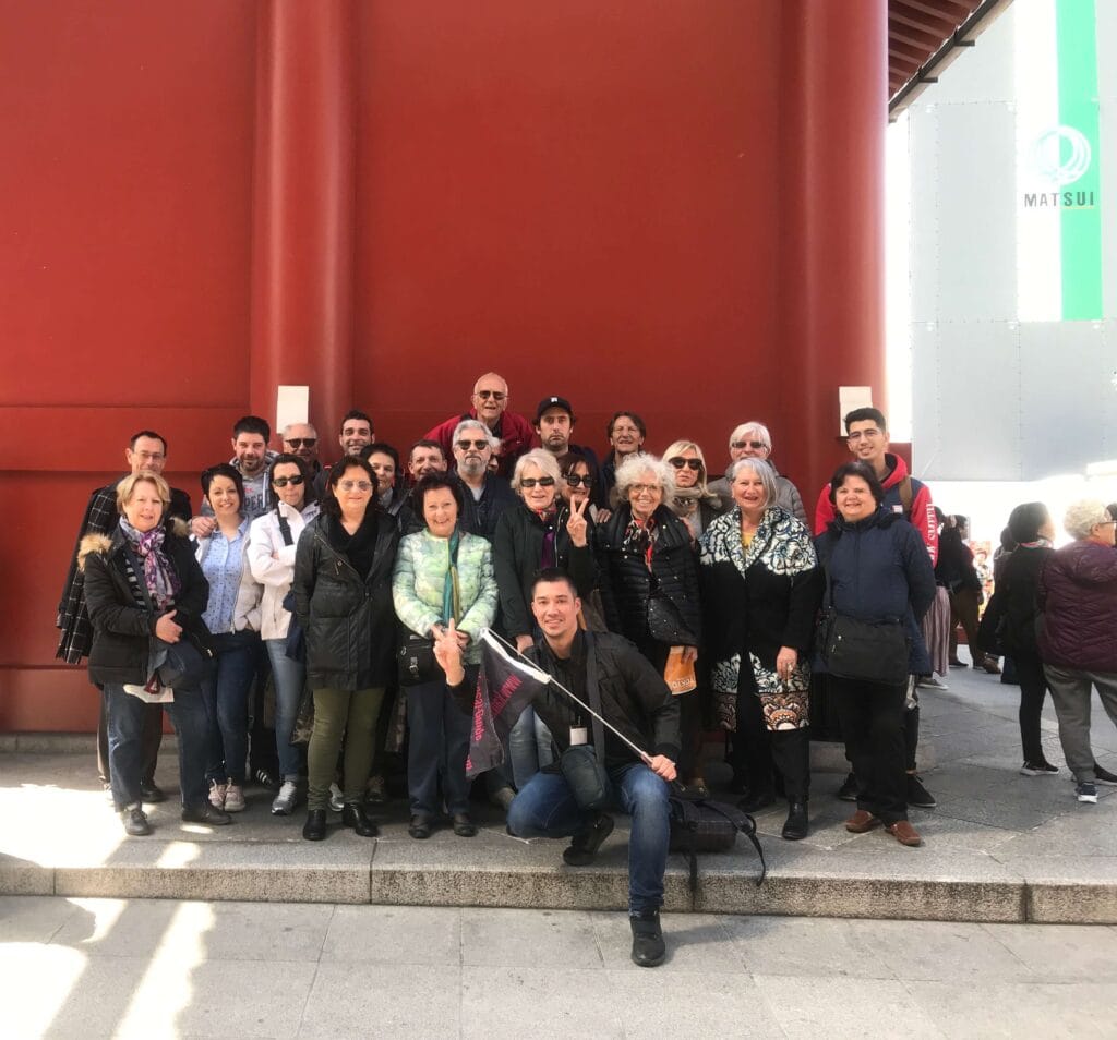 Groupe en visite guidée à Tokyo au temple de Senso-Ji