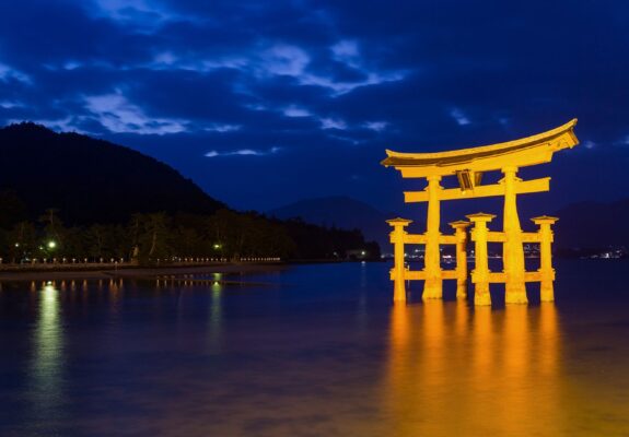 Croisière nocturne à Miyajima : Sanctuaire Itsukushima et son Torii Flottant de nuit