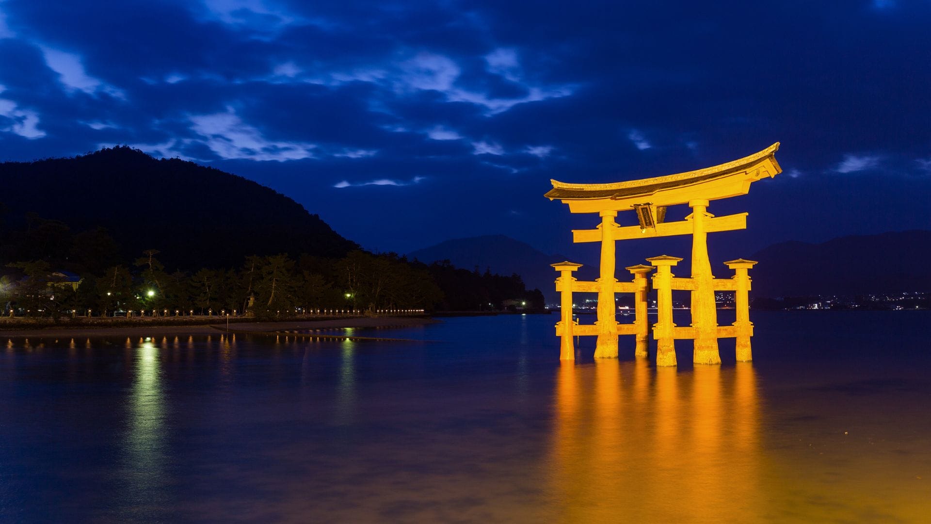 Croisière nocturne à Miyajima : Sanctuaire Itsukushima et son Torii Flottant de nuit